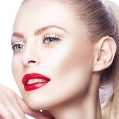 Modern kırmızı dudaklar makyaj ile kadın portresi