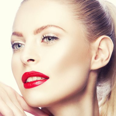 Modern kırmızı dudaklar makyaj ile kadın portresi