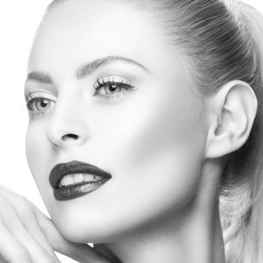 Modern karanlık dudak makyaj ile kadın portresi