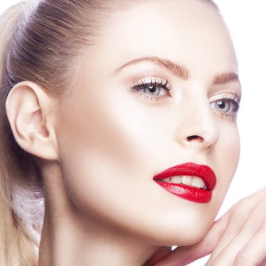 Modern kırmızı dudaklar makyaj ile kadın portresi