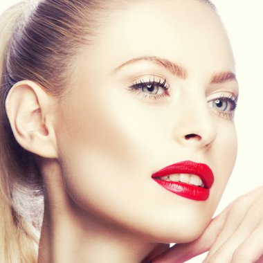 Modern kırmızı dudaklar makyaj ile kadın portresi