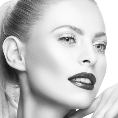 Modern karanlık dudak makyaj ile kadın portresi