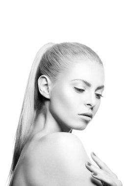 Doğal makyaj ve tırnak cilası ile genç kadın portresi