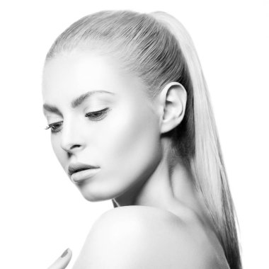 Doğal makyaj ve tırnak cilası ile genç kadın portresi