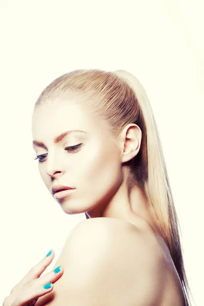 Retrato Mujer Joven Con Maquillaje Natural Esmalte Uñas Azul —  Fotos de Stock