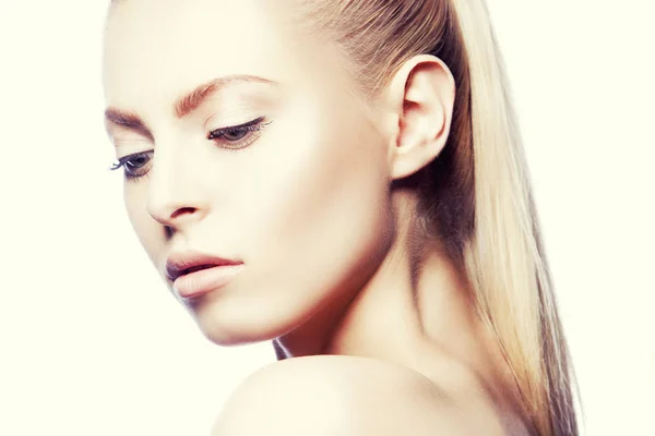 Retrato Mujer Con Maquillaje Natural Sobre Fondo Blanco —  Fotos de Stock