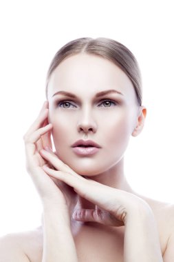 Beyaz arka plan üzerinde doğal makyaj ile genç kadın portresi