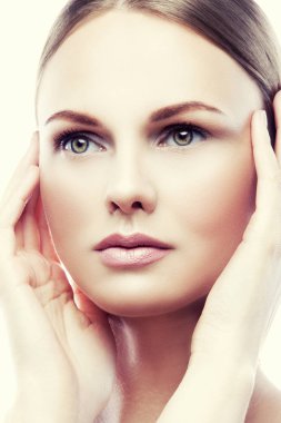 Beyaz arka plan üzerinde doğal makyaj ile genç kadın portresi