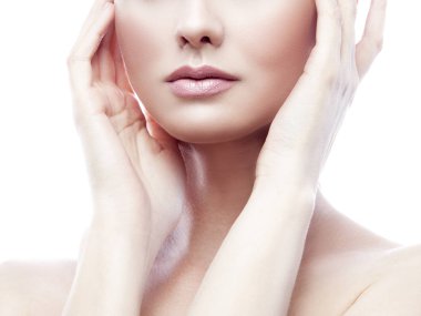 Beyaz arka plan üzerinde doğal makyaj ile genç kadın portresi kırpılmış