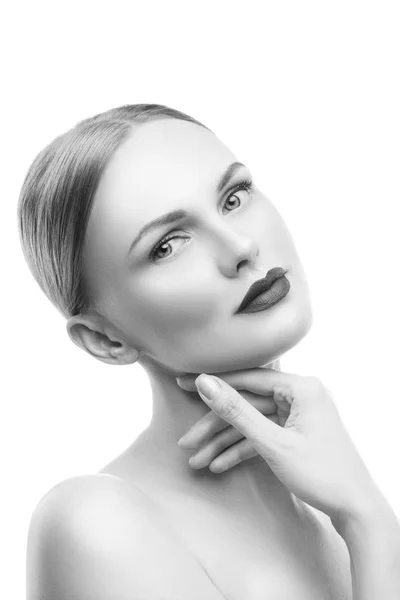 Retrato Mujer Joven Con Maquillaje Natural Labios Oscuros Sobre Fondo — Foto de Stock