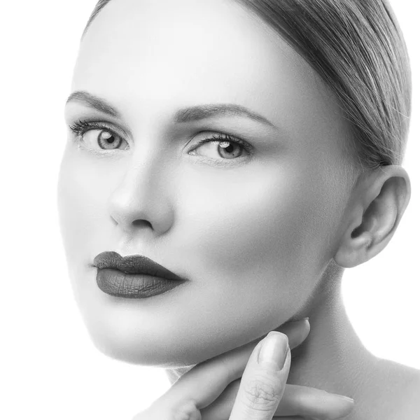 Retrato Mujer Joven Con Maquillaje Natural Labios Oscuros Sobre Fondo — Foto de Stock