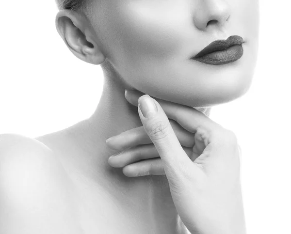 Retrato Recortado Mulher Jovem Com Maquiagem Natural Lábios Escuros Fundo — Fotografia de Stock