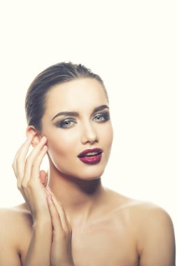 Beyaz arka plan üzerinde vinous dudaklar genç kadın portresi