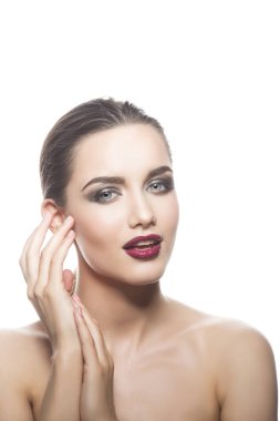 Beyaz arka plan üzerinde vinous dudaklar genç kadın portresi