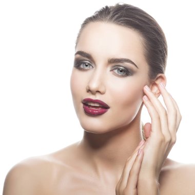 Beyaz arka plan üzerinde vinous dudaklar genç kadın portresi