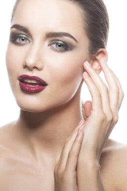 Beyaz arka plan üzerinde vinous dudaklar genç kadın portresi
