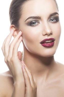 Beyaz arka plan üzerinde vinous dudaklar genç kadın portresi