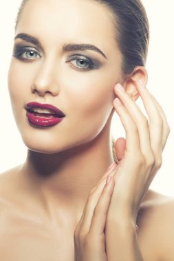 Beyaz arka plan üzerinde vinous dudaklar genç kadın portresi