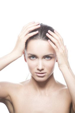 Beyaz arka plan üzerinde doğal makyaj ile genç kadın portresi