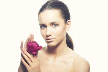 Doğal makyaj ve Şakayık çiçeği beyaz arka plan üzerinde olan kadın portresi