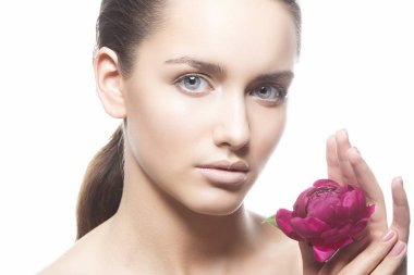 Doğal makyaj ve Şakayık çiçeği beyaz arka plan üzerinde olan kadın portresi