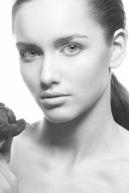 Doğal makyaj ve Şakayık çiçeği beyaz arka plan üzerinde olan kadın portresi