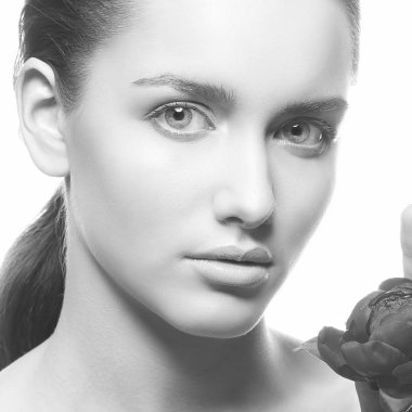 Doğal makyaj ve Şakayık çiçeği beyaz arka plan üzerinde olan kadın portresi