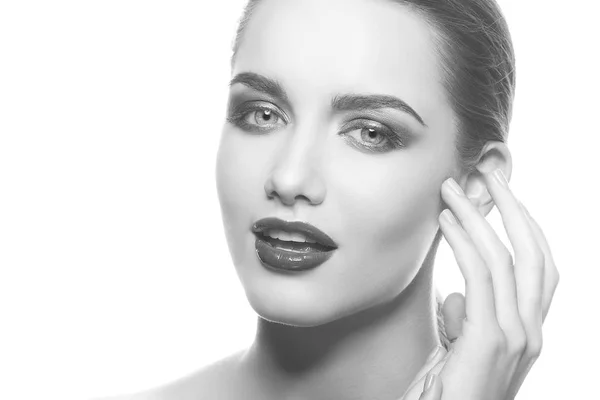 白い背景に暗い唇を持つ若い女性の肖像画 — ストック写真