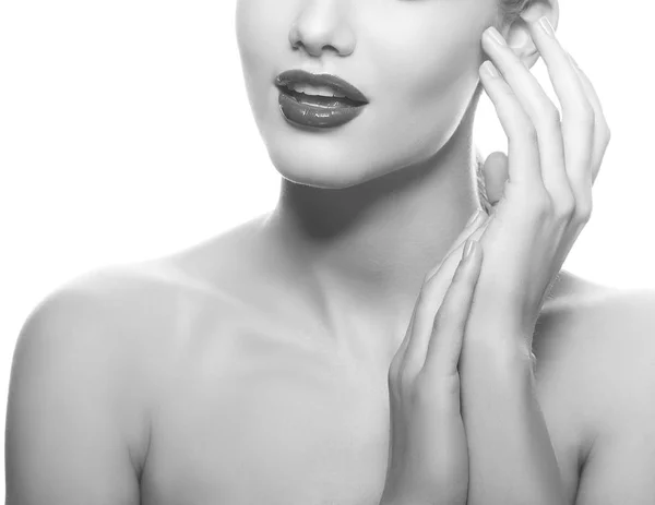 白い背景のファッショナブルな暗い唇を持つ若い女性の肖像画をトリミング — ストック写真