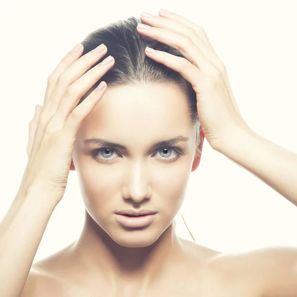 Retrato Mujer Joven Con Maquillaje Natural Sobre Fondo Blanco — Foto de Stock