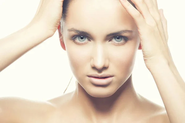 Retrato Mujer Joven Con Maquillaje Natural Sobre Fondo Blanco —  Fotos de Stock