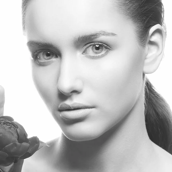 Retrato Mujer Joven Con Maquillaje Natural Flor Peonía Sobre Fondo —  Fotos de Stock