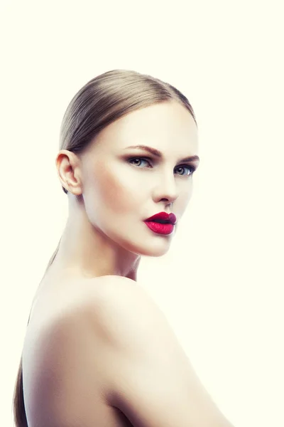 Retrato Jovem Com Maquiagem Natural Lábios Vermelhos Sobre Fundo Branco — Fotografia de Stock