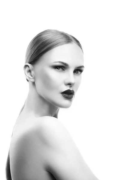 自然化粧品および白い背景に暗い唇の若い女性の肖像画 — ストック写真