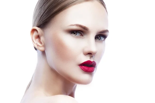 Retrato Mujer Joven Con Maquillaje Natural Labios Rojos Sobre Fondo — Foto de Stock