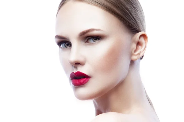 Porträtt Ung Kvinna Med Naturlig Makeup Och Röda Läppar Vit — Stockfoto