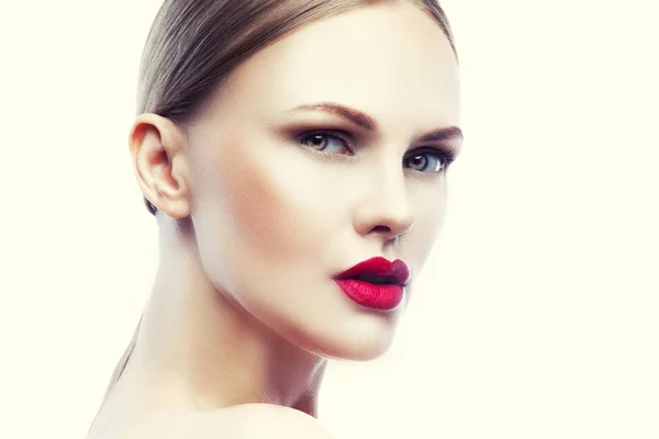 Retrato Jovem Com Maquiagem Natural Lábios Vermelhos Sobre Fundo Branco — Fotografia de Stock