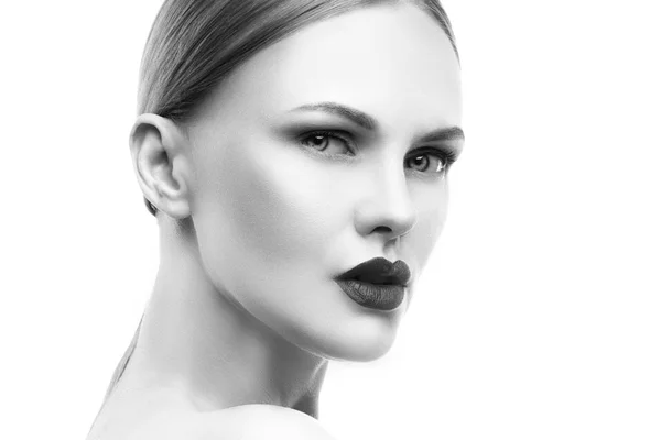 Πορτρέτο Της Νεαρής Γυναίκας Φυσικό Μακιγιάζ Σκούρα Χείλη Λευκό Φόντο — Φωτογραφία Αρχείου