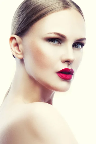 Ritratto Giovane Donna Con Trucco Naturale Labbra Rosse Sfondo Bianco — Foto Stock