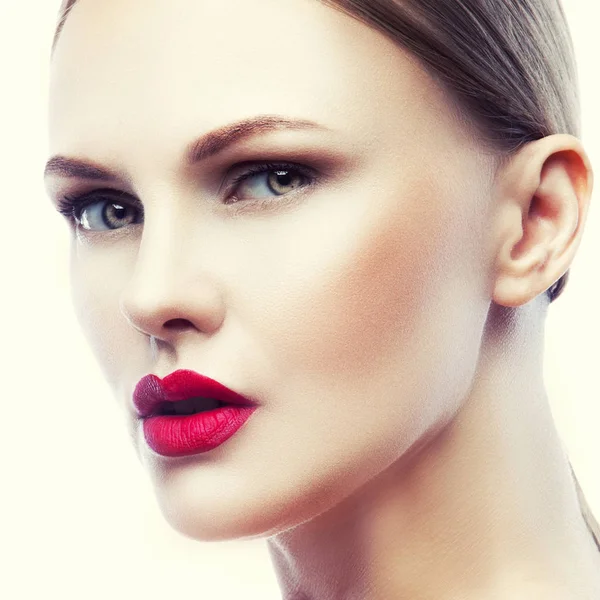 Portret Młodej Kobiety Naturalnego Makijażu Czerwone Usta Białym Tle — Zdjęcie stockowe