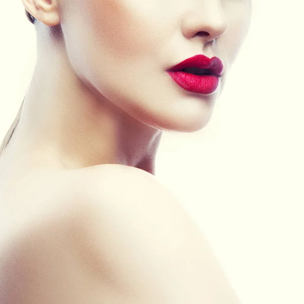 Retrato Recortado Mulher Jovem Com Maquiagem Natural Lábios Vermelhos Fundo — Fotografia de Stock