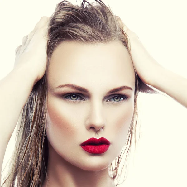 Retrato Mujer Joven Con Maquillaje Natural Labios Rojos Sobre Fondo — Foto de Stock