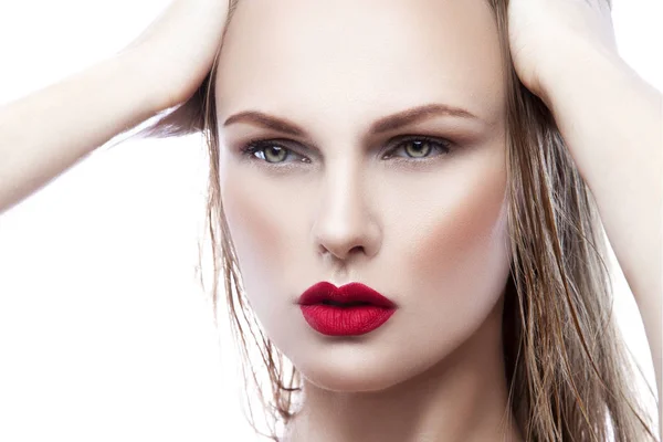 Porträtt Ung Kvinna Med Naturlig Makeup Och Röda Läppar Vit — Stockfoto