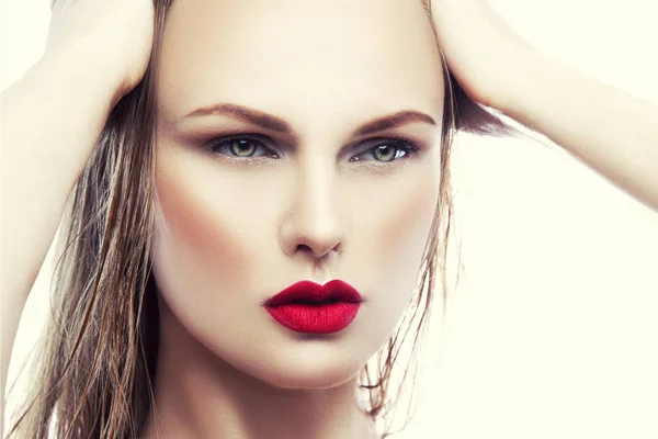 自然化粧品および白い背景の赤い唇の若い女性の肖像画 — ストック写真