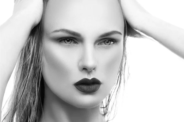 Πορτρέτο Της Νεαρής Γυναίκας Φυσικό Μακιγιάζ Σκούρα Χείλη Λευκό Φόντο — Φωτογραφία Αρχείου