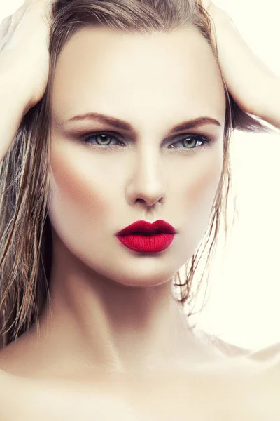 Ritratto Giovane Donna Con Trucco Naturale Labbra Rosse Sfondo Bianco — Foto Stock