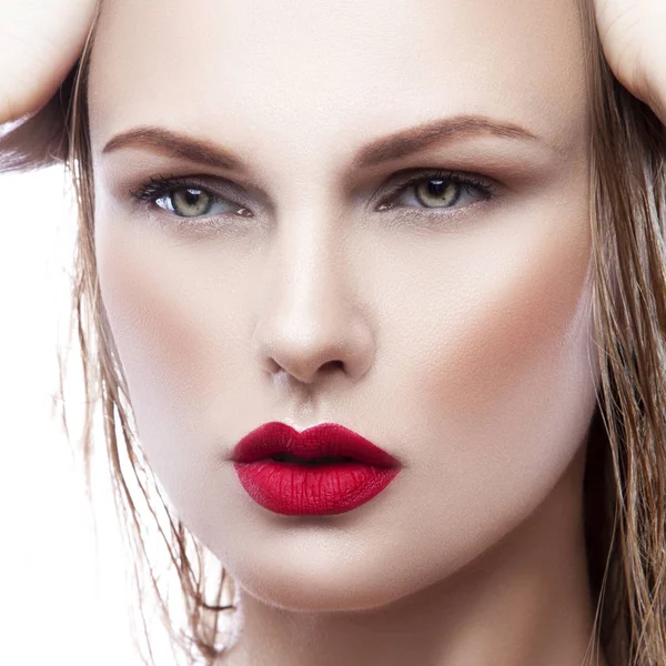 Retrato Mujer Joven Con Maquillaje Natural Labios Rojos Sobre Fondo — Foto de Stock