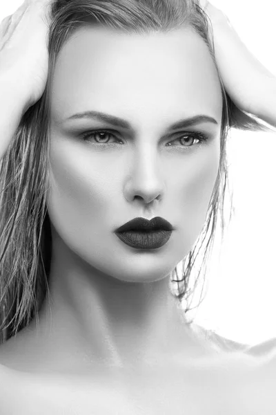 Potret Wanita Muda Dengan Riasan Alami Dan Bibir Gelap Latar — Stok Foto