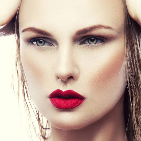 Retrato Mujer Joven Con Maquillaje Natural Labios Rojos Sobre Fondo — Foto de Stock