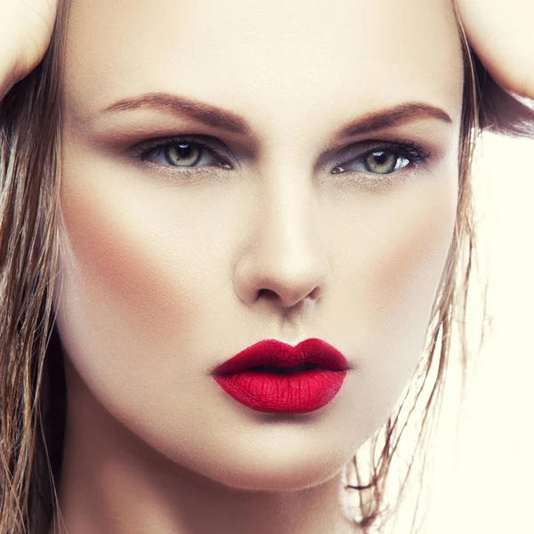 Retrato Mujer Joven Con Maquillaje Natural Labios Rojos Sobre Fondo — Foto de Stock